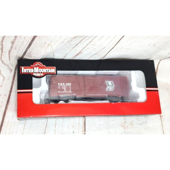 Inter Mountain Railway Co. HO Scale Modified AAR 40’ Boxcar PGE Car Model Train - Picture 1 of 10
